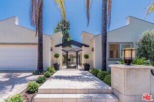 480 N Robinwood Dr in Los Angeles, CA - Building Photo