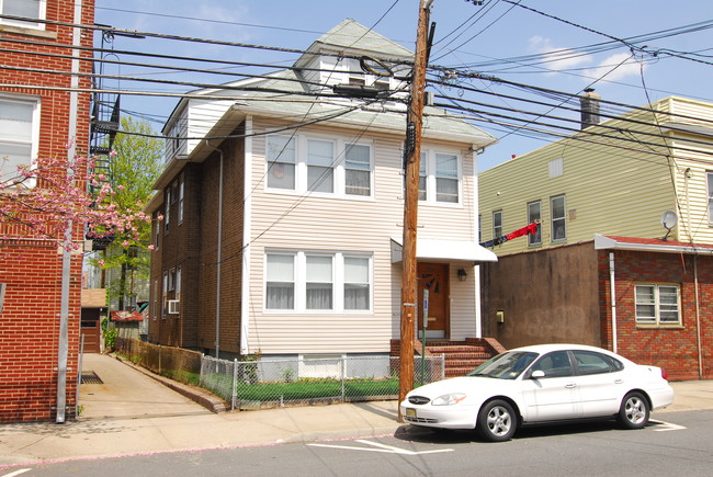 202-206 Ackerman Ave in Clifton, NJ - Building Photo - Building Photo