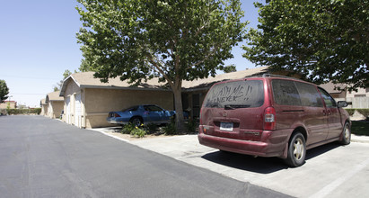 Desert Terrace Apartments in Hesperia, CA - Building Photo - Building Photo