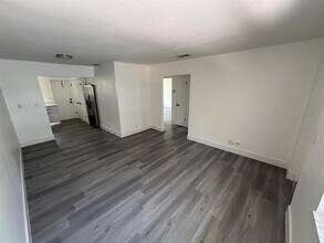 880 SE 12th St, Unit 2 in Fort Lauderdale, FL - Foto de edificio - Building Photo