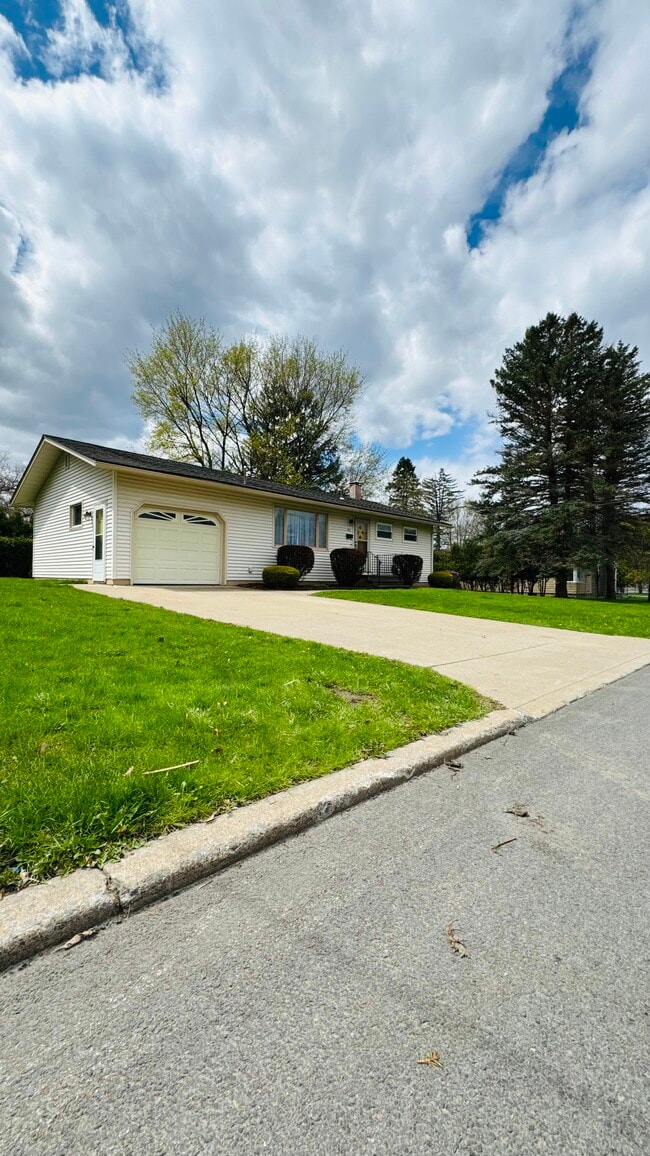913 Arnold Ave in Utica, NY - Building Photo - Building Photo