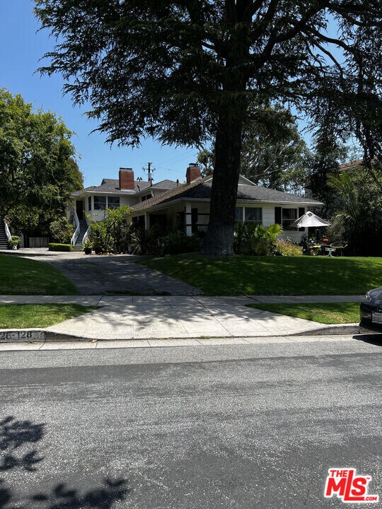 130 S Bowling Green Way in Los Angeles, CA - Building Photo
