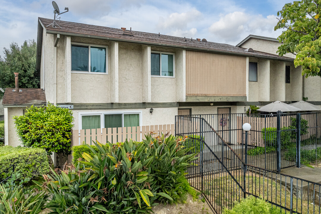 Villa De Loma in Hacienda Heights, CA - Building Photo