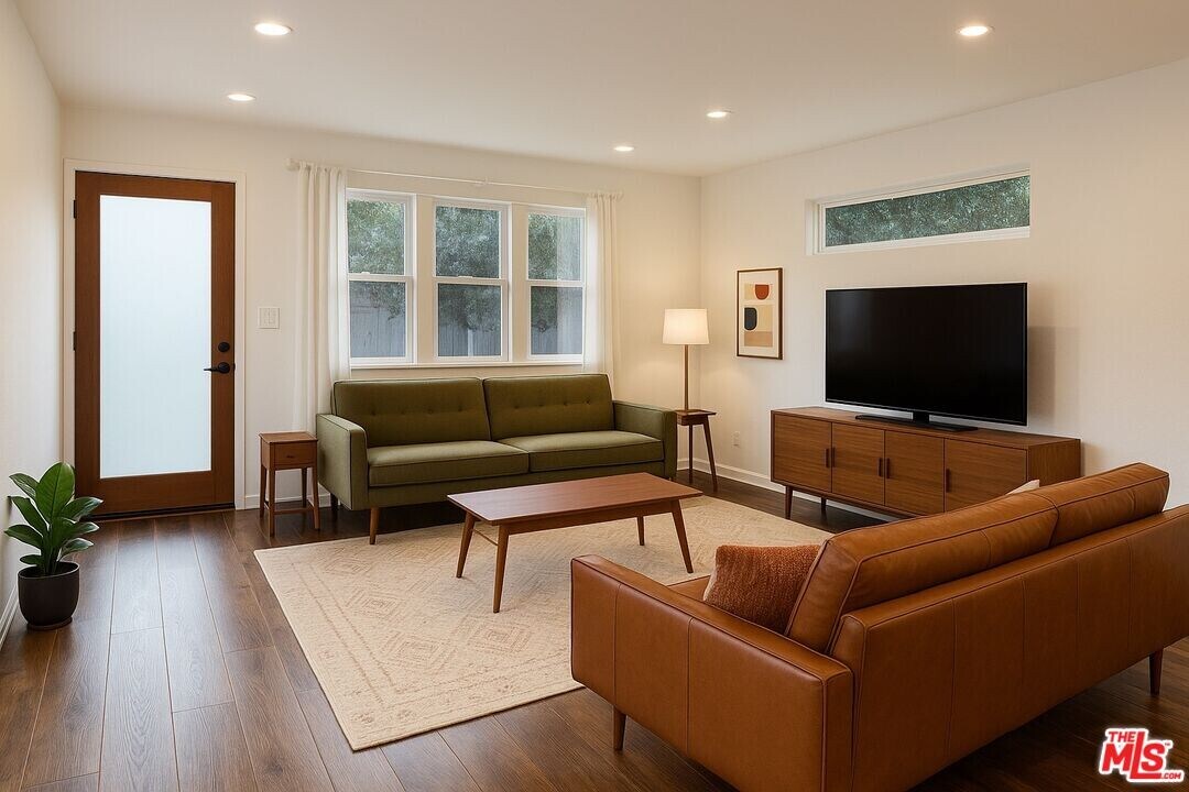 2358 Landa St in Los Angeles, CA - Building Photo