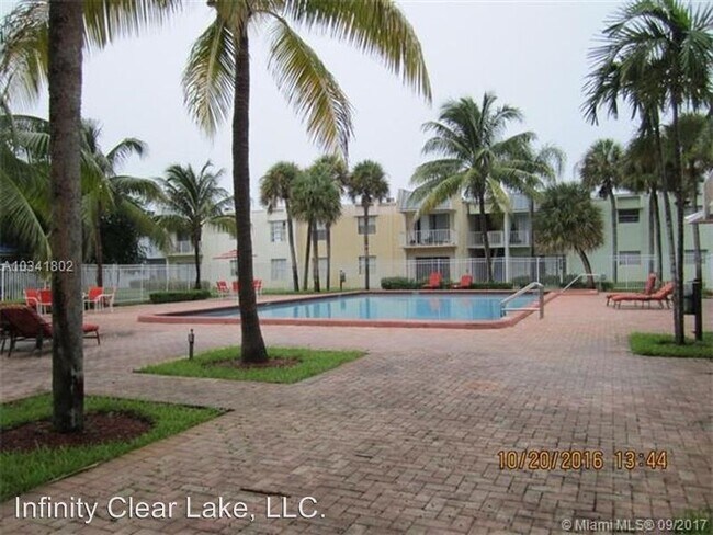 415 Executive Center Dr in West Palm Beach, FL - Building Photo - Building Photo