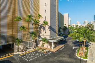 Park Layne Tower in Hallandale Beach, FL - Foto de edificio - Building Photo