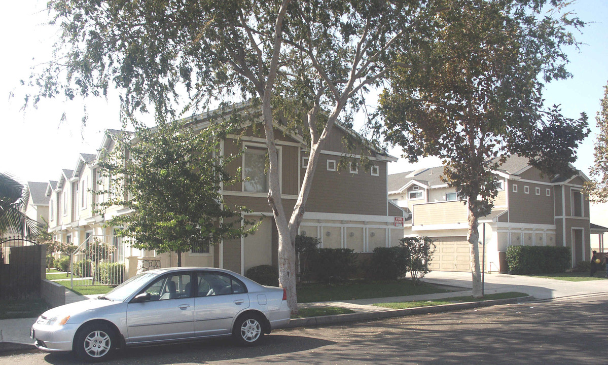 331 S Philadelphia St in Anaheim, CA - Building Photo