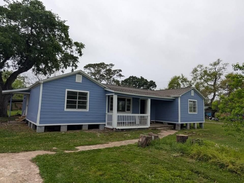 327 Primrose Rd in Freeport, TX - Foto de edificio