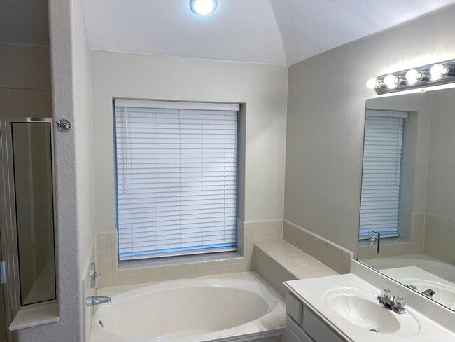 4108 N Summercrest Loop in Round Rock, TX - Building Photo - Building Photo