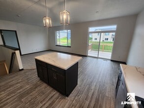 300 S Willow Spring Dr in Sioux Falls, SD - Building Photo - Building Photo