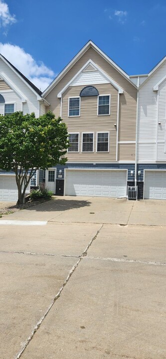 1229 SE Village View Ln in Ankeny, IA - Building Photo