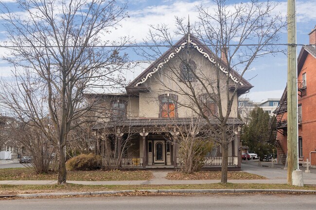 Laurier Apartments in Ottawa, ON - Building Photo - Building Photo