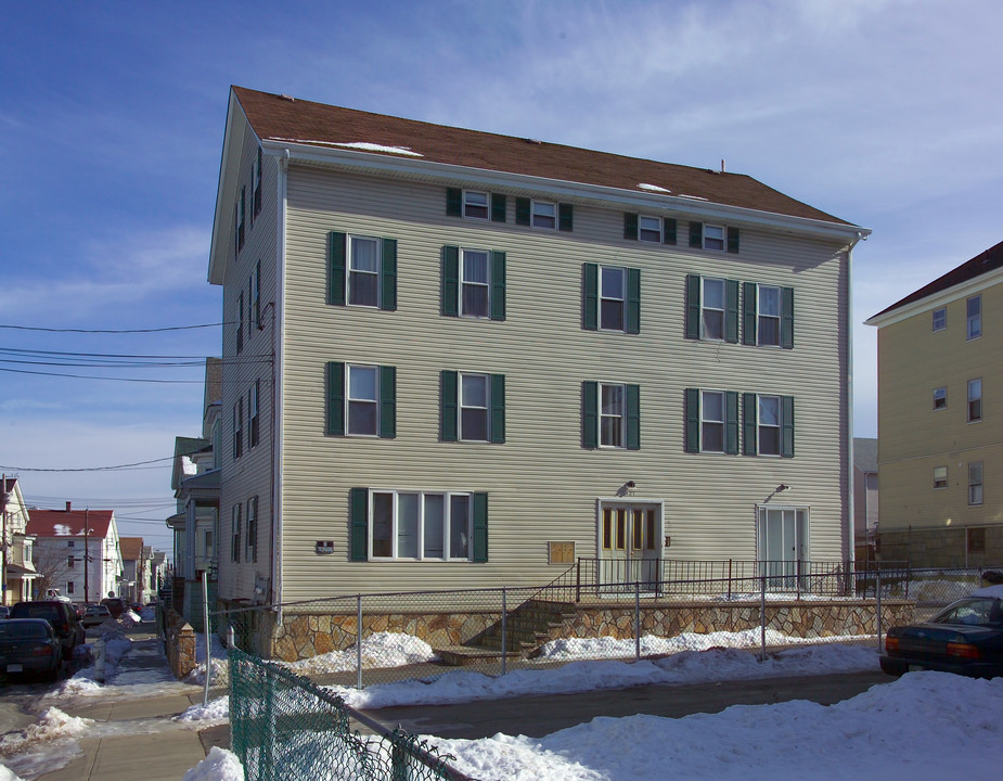 127 Tecumseh St in Fall River, MA - Foto de edificio