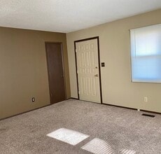 1212 Elm Hills Blvd in Sedalia, MO - Building Photo - Building Photo