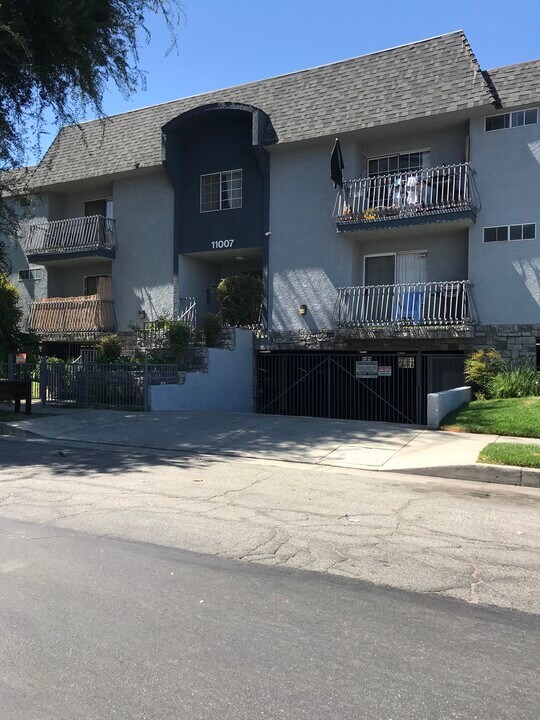11007 Hartsook St in Los Angeles, CA - Foto de edificio