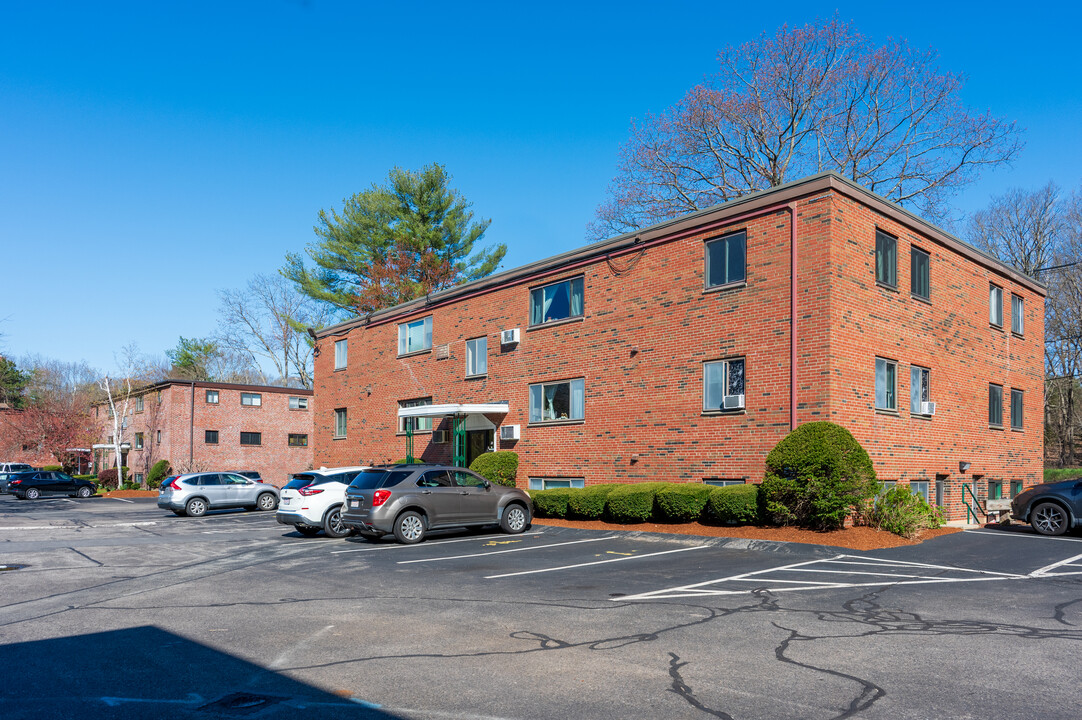 Mills Falls Condominium in Framingham, MA - Foto de edificio