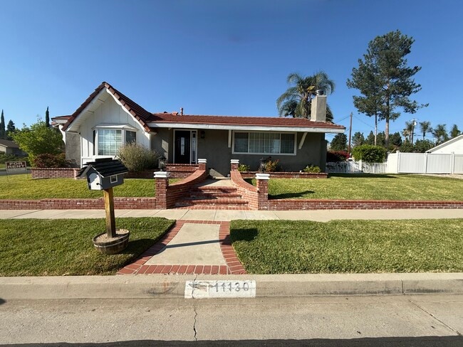 11130 Canby Ave in Porter Ranch, CA - Foto de edificio - Building Photo