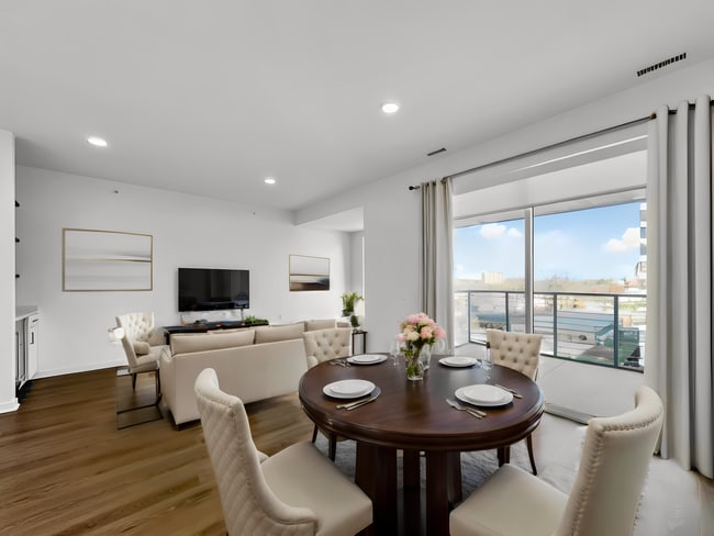 The James on Grand in Des Moines, IA - Foto de edificio - Building Photo