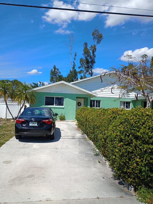709 SE 5th St, Unit 709 Se 5th St in Cape Coral, FL - Foto de edificio - Building Photo