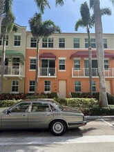 236 Moorings Dr in Lantana, FL - Foto de edificio - Building Photo