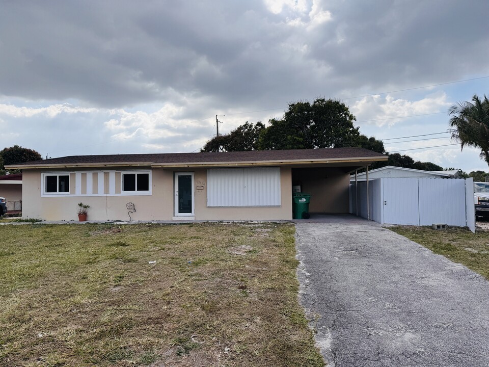 17240 NW 49th Ave in Miami Gardens, FL - Building Photo