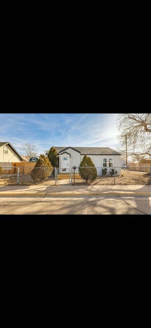 property at 605 S 7th St