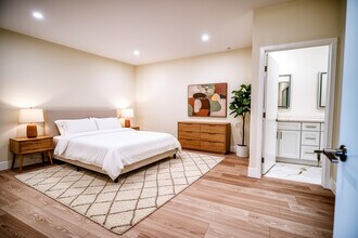 13920 Moorpark St, Unit 201 in Sherman Oaks, CA - Building Photo - Building Photo