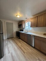 934 W M St in Springfield, OR - Building Photo