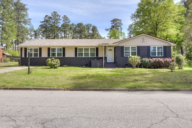 property at 2906 Stratford Dr