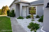 720 Bedford Point Ave in Lehigh Acres, FL - Building Photo - Building Photo