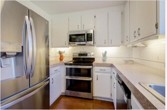 844 Reichert Ave in Novato, CA - Foto de edificio - Building Photo