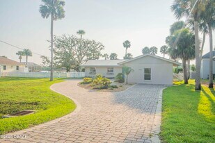 450 Lambert Ave in Flagler Beach, FL - Building Photo