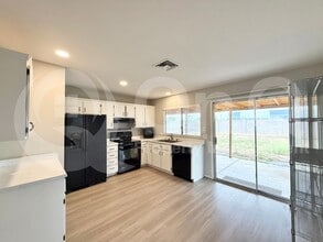 329 N 69th Ave in Phoenix, AZ - Building Photo - Building Photo