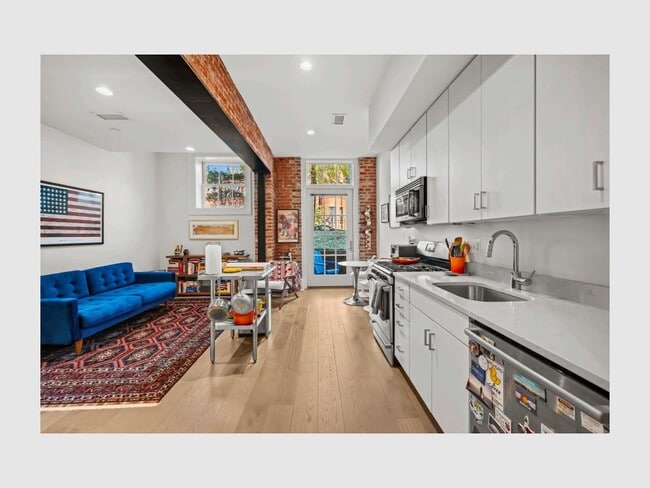 901 D St NE, Unit 3 in Washington, DC - Foto de edificio - Building Photo