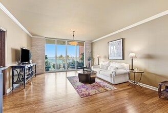 2650 Lake Shore Dr, Unit 401 in Riviera Beach, FL - Building Photo - Building Photo