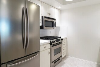 353 E Via Escuela in Palm Springs, CA - Building Photo - Building Photo