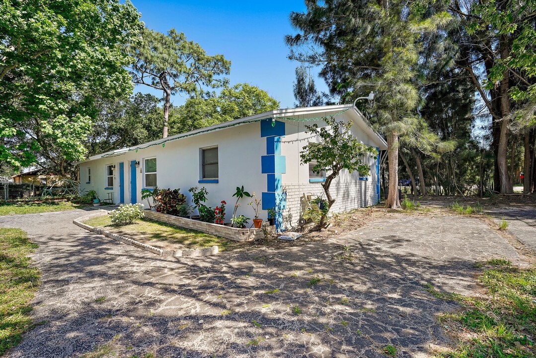 15181 Westminister Ave in Clearwater, FL - Building Photo