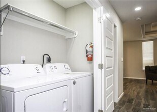 3412 Sahara Dr, Unit 4 in Edinburg, TX - Building Photo - Building Photo