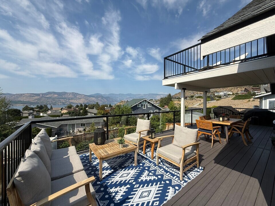 307 Butte Rd in Chelan, WA - Building Photo