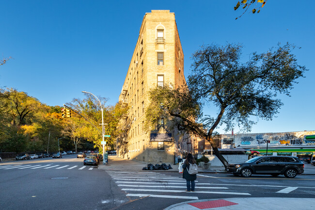 1825 Riverside Dr in New York, NY - Building Photo - Building Photo