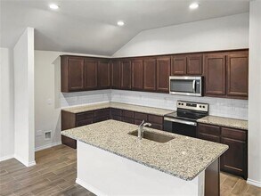 9909 Mescalbean Blvd in Crowley, TX - Foto de edificio - Building Photo