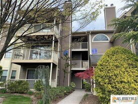 404 Carhart Ct in East Brunswick, NJ - Building Photo