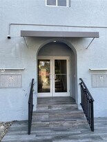 2500 NE 192 St in Miami, FL - Building Photo