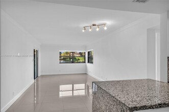 220 Lakeview Dr in Weston, FL - Foto de edificio - Building Photo