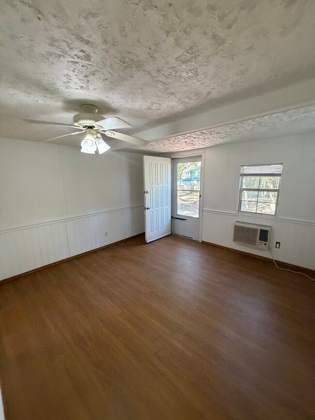 209 Strawberry Ln in Daytona Beach, FL - Foto de edificio - Building Photo