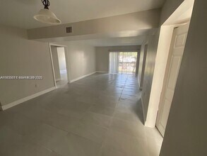 731 N Pine Island Rd in Plantation, FL - Building Photo - Building Photo