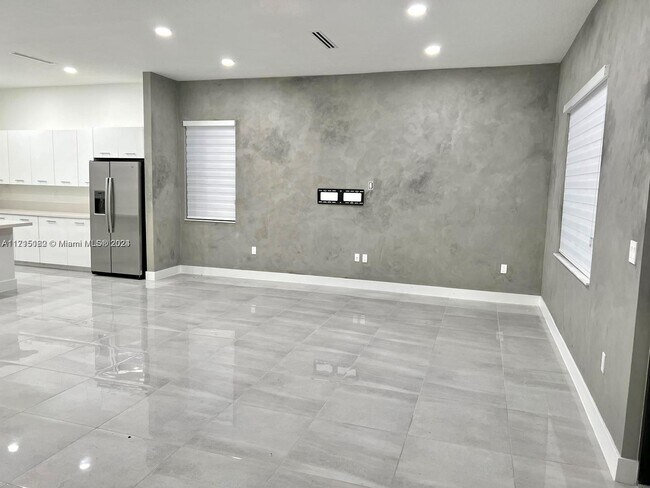 17324 SW 41st St in Miramar, FL - Foto de edificio - Building Photo