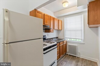 215 Oakwood St SE, Unit 7 in Washington, DC - Building Photo - Building Photo