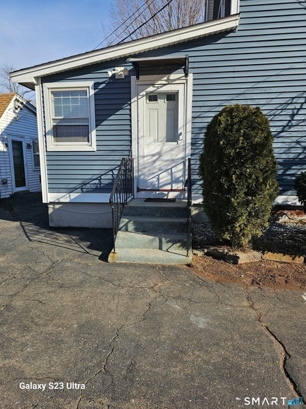 44 E Cedar St in Newington, CT - Foto de edificio - Building Photo