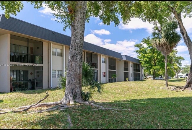 8060 S Colony Cir in Tamarac, FL - Building Photo - Building Photo